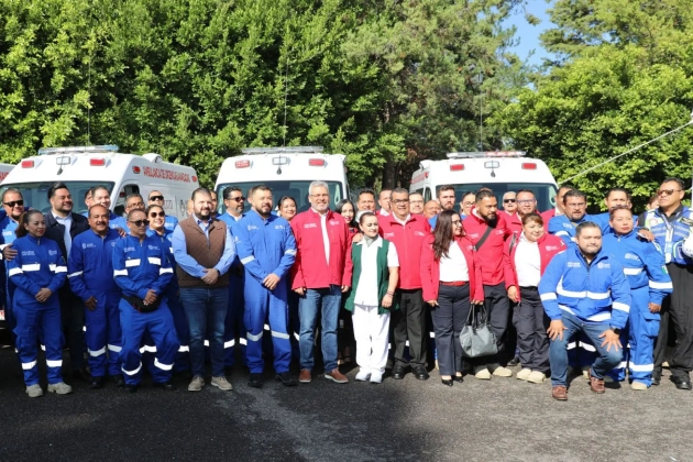 Más ambulancias, más vidas; entrega Ramírez  Bedolla 10 unidades de urgencias médicas 